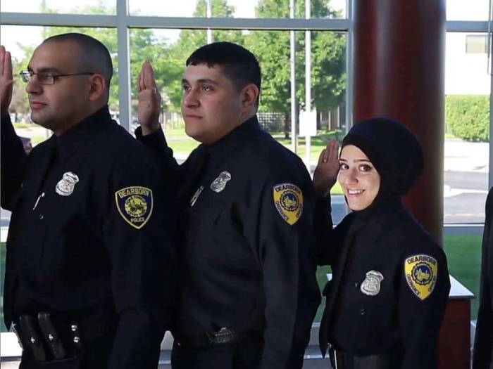 Une autre leçon des USA à la France : Une policière musulmane voilée acceptée au Michigan