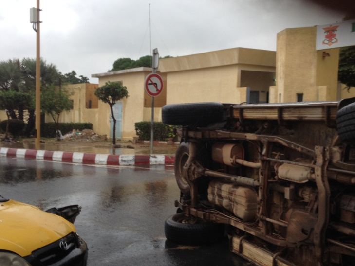 Accident: Un véhicule pick up s'est renversé devant l'hôpital militaire de Ouakam(HMO)