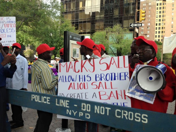 Macky Sall hué et vilipendé à New York par des opposants (photos)