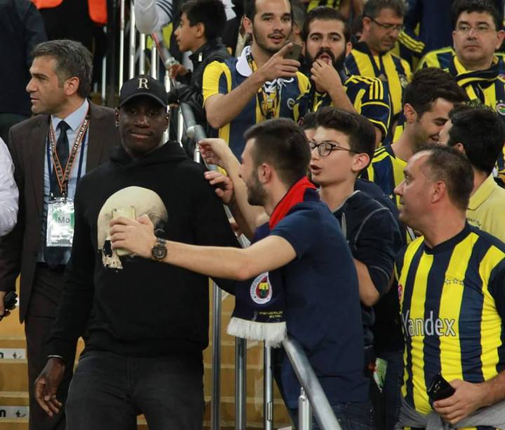 Photos - En rééducation, Demba Bâ réapparaît au stade pour regarder le match de son ami Moussa Sow à Fenerbahçe