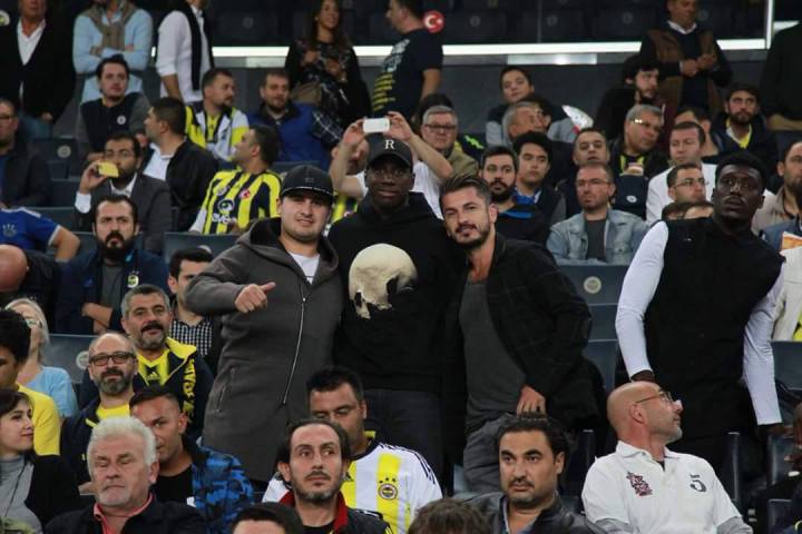 Photos - En rééducation, Demba Bâ réapparaît au stade pour regarder le match de son ami Moussa Sow à Fenerbahçe