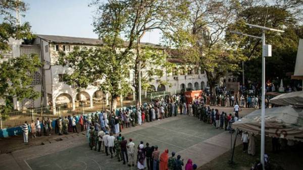 Gambie: les bureaux ont fermé, le décompte des voix entamé, Adama Barrow confiant