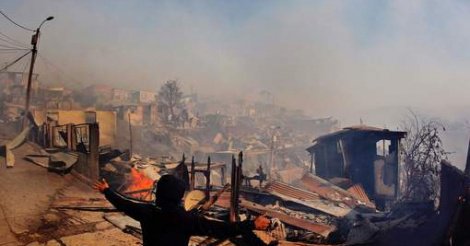 Au moins 19 blessés dans un gigantesque incendie à Valparaiso