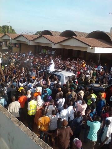 Retour en Gambie: Le président Adama Barrow se "paie" un bain de foule à Banjul
