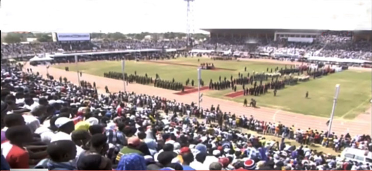 Commémoraton de l'indépendance de la Gambie: Une foule immense au stade  BAKAU, EN ATTENDANT LE DÉBUTS DES FESTIVITÉS