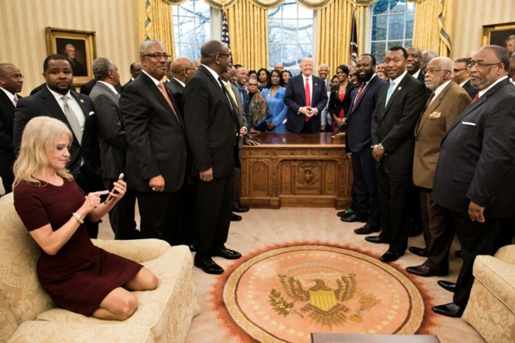 Tollé après la photo de la conseillère de Trump agenouillée sur un sofa