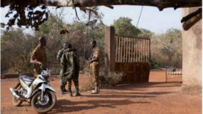Burkina : Des terroristes attaquent deux postes de police