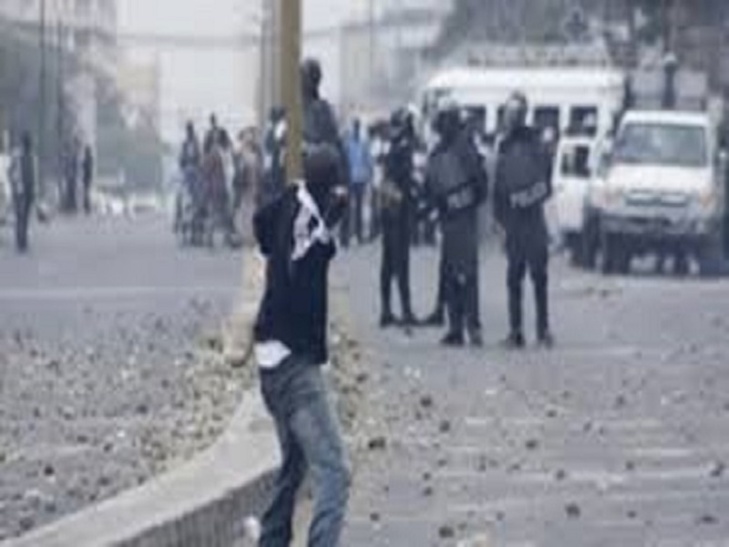 URGENT-Encore une intifada à l’Ucad : les étudiants du privé font face aux forces de l’ordre