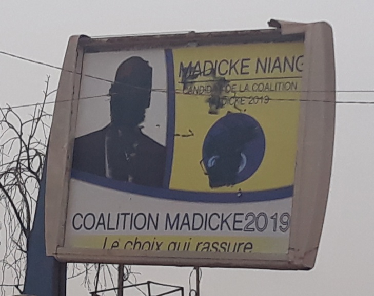 Une des rares affiches de Madické Niang sur la rue longeant les Parcelles Assainies Unité 25 et Grand Médine a été vandalisée