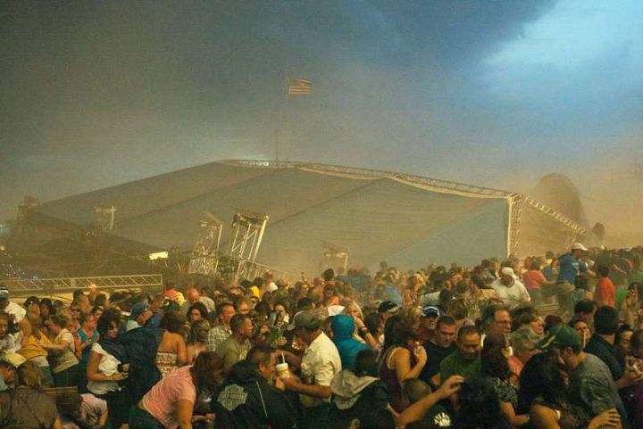 PHOTOS - Insolite à Indiana (Etats Unis) : Une scène de concert s'effondre, 5 morts