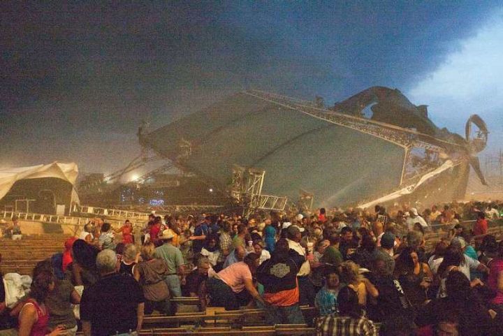 PHOTOS - Insolite à Indiana (Etats Unis) : Une scène de concert s'effondre, 5 morts