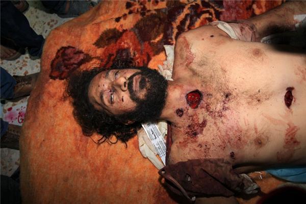 PHOTO/VIDEO - Libye : Mouammar Kadhafi est mort, selon le CNT