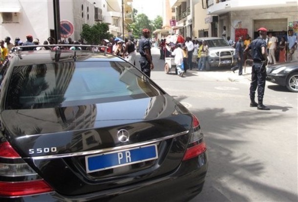 Le véhicule d'Abdoulaye Wade heurté et endommagé par un taxi