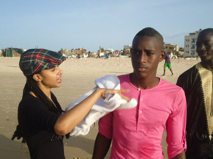 La femme de Waly Seck et son petit frère ALUNE  en plein discussion pour les réconcilier juste à la plage de BECAO