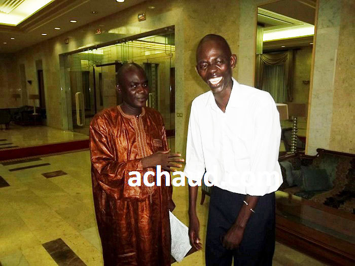 Rien que pour lui serrer la main Amadou Diaw le chargé de com de Serigne Mboup ne peut pas se retenir devant Becaye Mbaye.