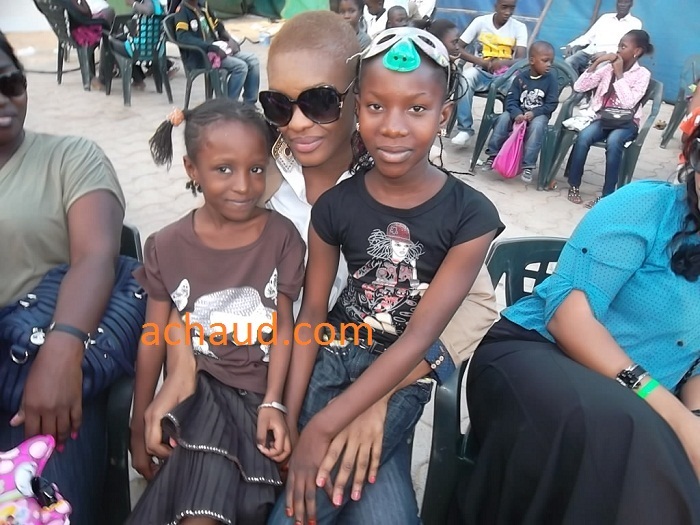 Ndeye Ndack adore les enfants,elle est ici avec ses admiratrices