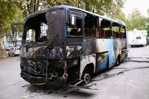 Un bus Dakar Dem Dikk brûlé par des manifestants pro-Barthélémy à Colobane