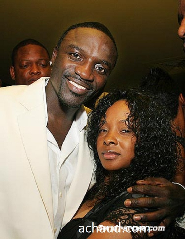 Akon le rappeur américain d'origine sénégalais est ici avec sa première épouse en mode soirée de gala