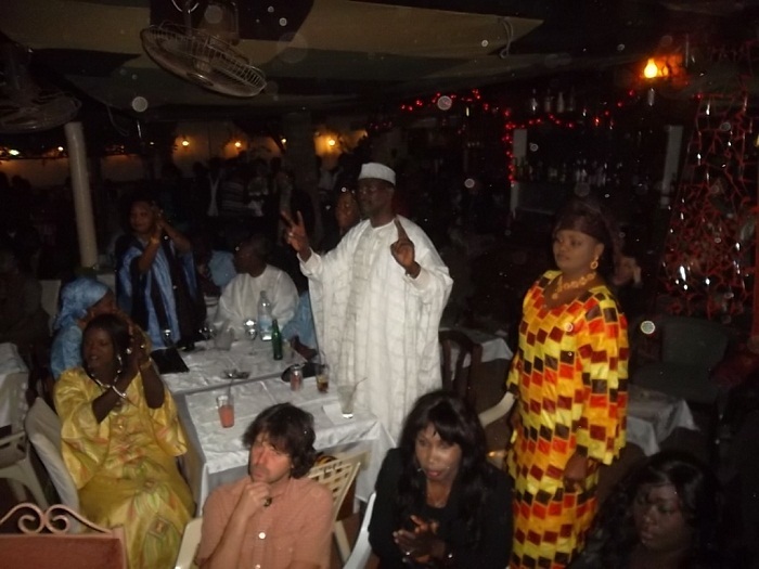 Le maire de Ndioum et ministre conseiller Amadou Kane Diallo séduit par la musique de Coumba Gawlo ,esquive ses pas de danse