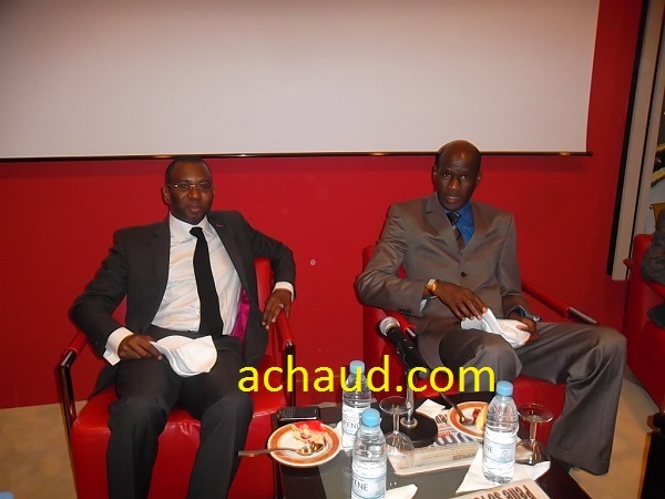Le ministre Thierno Lo et Moustapha Guirassy trés relax aprés avoir dégusté le gâteau d'anniversaire de Rewmi quotidien