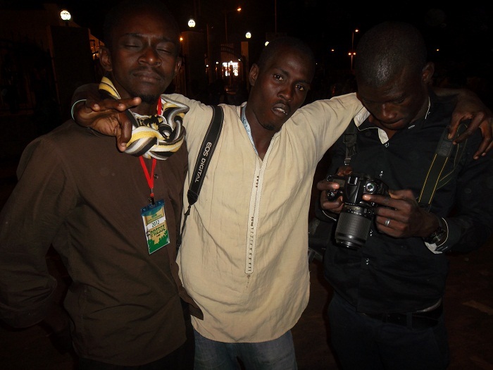 Les deux reporters photographes peoples de Dakar Gomis , Arouna Ndiaye et Samba Thiam du journal L'AS au grand magal de Touba