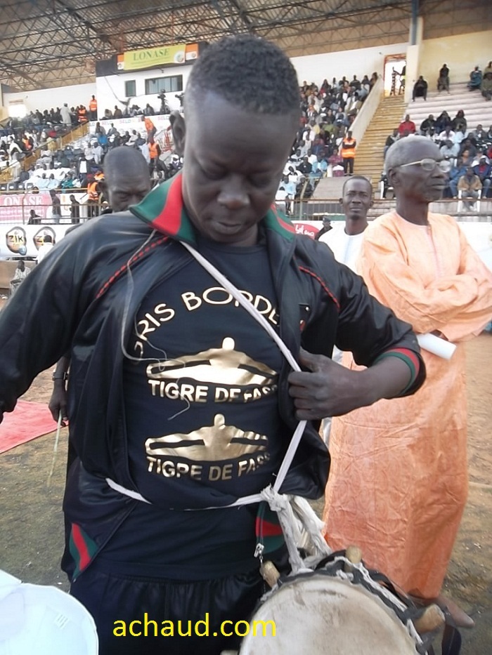 Adama Faye ,petit frére de Mbaye Dieye Faye en thee shirt mode Gris Bordeau