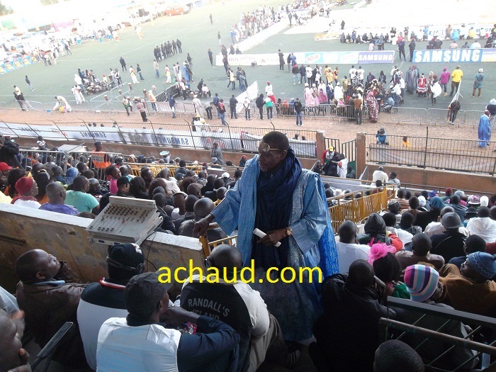 Doudou Seck Yaye Katy dans les tribunes du stade Demba Diop en mode'' sambaye mbayane''