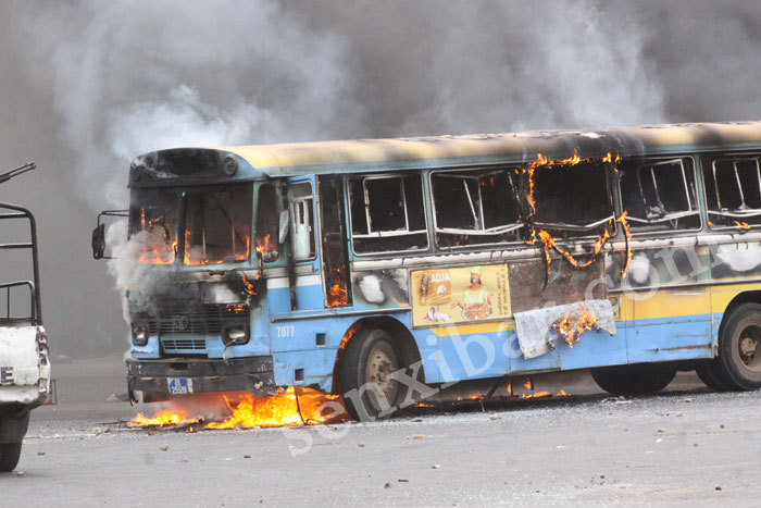 PHOTOS/PHOTOS - Un bus Dakar Dem Dikk brûlé par des étudiants