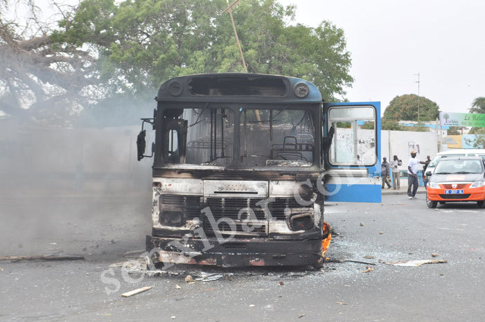 PHOTOS/PHOTOS - Un bus Dakar Dem Dikk brûlé par des étudiants