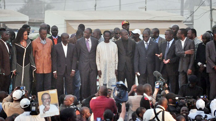 Huit candidats à l’élection présidentielle ont affiché lundi soir à Rufisque, leur détermination à continuer à lutter ensemble pour amener le président sortant Abdoulaye Wade à retirer sa candidature.