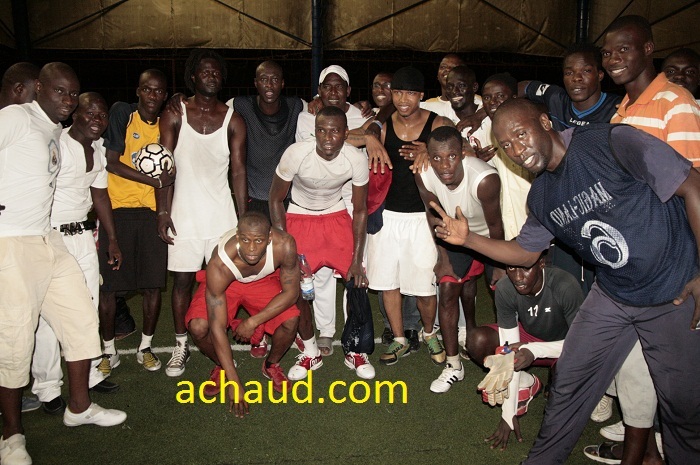 Salam Ndiaye ,le gérant du VIP club en compagnie de la génération de 2002.