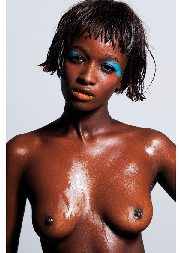 Bruna Ndiaye nous montre ses seins.