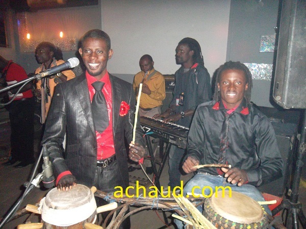 Le batteur Mallé Mbaye ,initiateur du rythme Youza en mode rouge et noire.