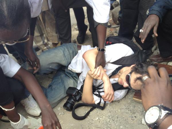 Voici la photo du journaliste étranger qui a été blessé par une grenade à la place de l'Indépendance