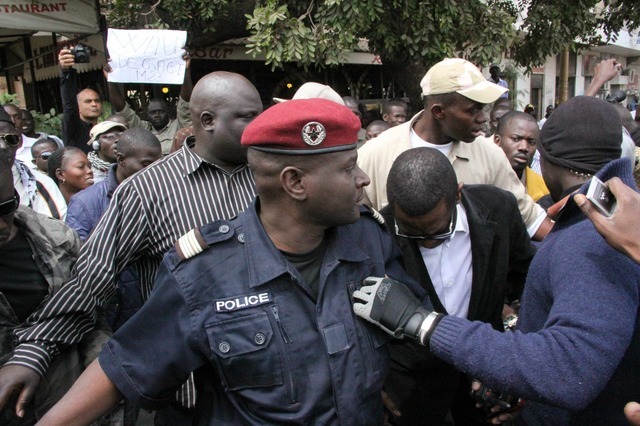 Youssou Ndour blessé à la jambe gauche lors des émeutes