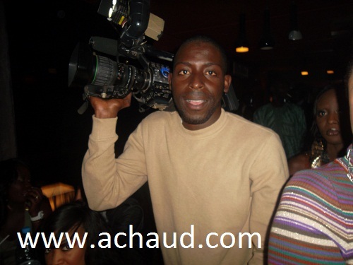 L'infatigable cameraman de Dakar Ne Dort Pas toujours en complicité avec Ndeye Ndack.