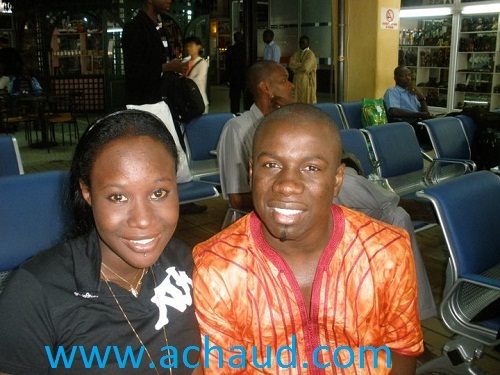 La fille du feu Président Gabonnais ,Aby est ici en compagnie du chanteur mandingue Djiby Dramé à l'aéroport de Libreville..
