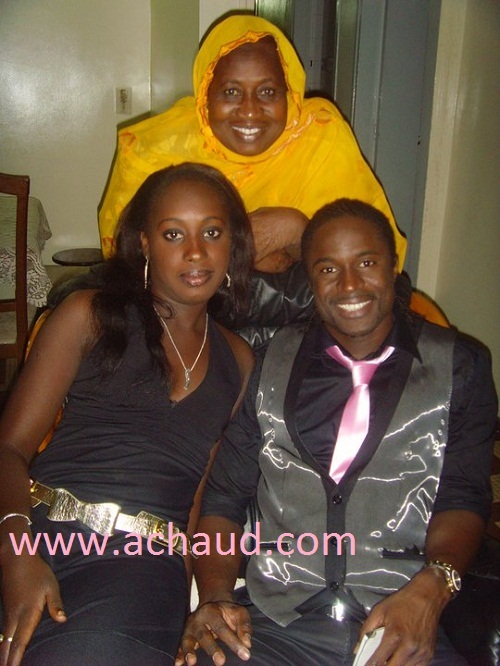 L'ex footballeur Alassane Ndour tout souriant avec sa maman et sa soeur.