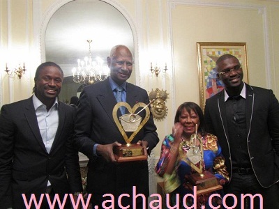L'ex président du Sénégal ,Abdou Diouf et sa femme recevant leur trophé des mains des coordinateurs de la marmite du coeur à Paris.