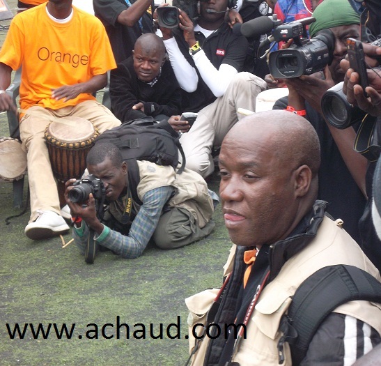 Arouna Ndiaye le photographe du Quotidein Libération au stade complétement à terre rein que pour immortaliser des images.