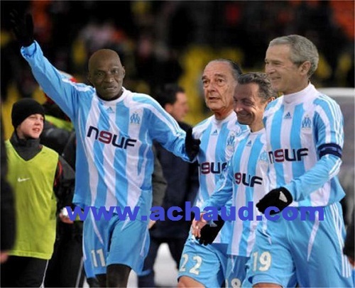 Wade ,Sarkozy,Chirac et Bush trois ex presidents en tenues de sport sous les couleurs de l'OM.
