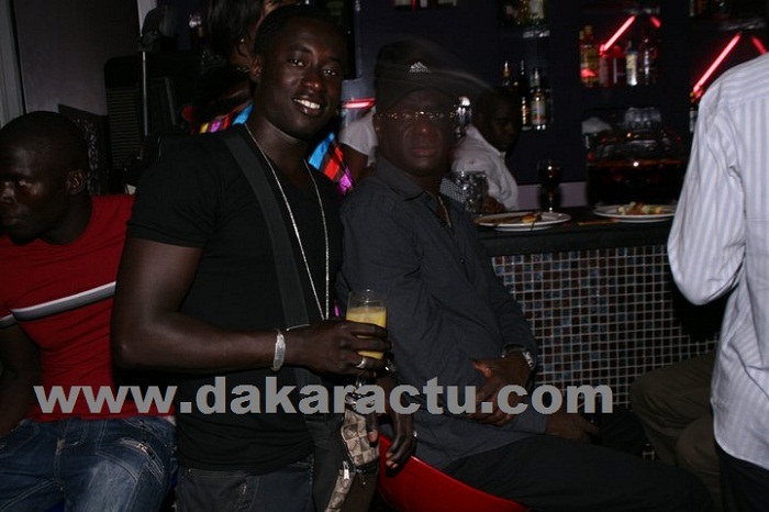 Mansour Soro Dieng,le jet-setteur directeur de publication d'Icone en compagnie de son photographe Cheikh Ndiaye en mode discothèque.