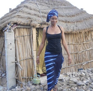 La vidéo girl Khadija Diallo retourne au bercail ,ici en mode Peulh.