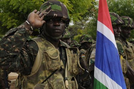 GAMBIE: UN MILITANT CONDAMNÉ À PERPÉTUITÉ POUR DES T-SHIRTS ARBORANT UN MESSAGE