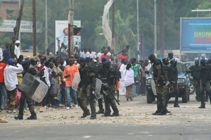 (Dernière minute) Manifestations : Les Thiantakounes caillassent un bus de Dakar Dem Dikk et blessent un policier