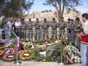 Le corps de Yasser Arafat réinhumé
