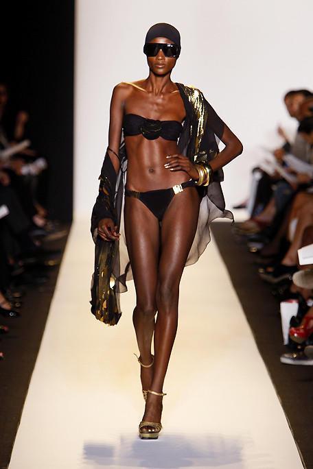 Le mannequin sénégalais, Aminata Niaria défile en lingerie