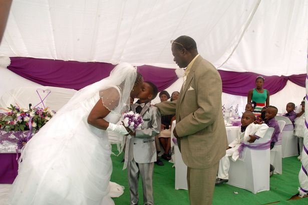 Sanele un garçon de 8 ans épouse une femme de 61 ans. Regardez le mariage