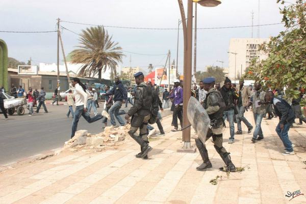 les ex-travailleurs d’ICOTAF manifestent devant le tribunal de Dakar