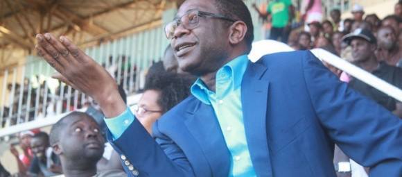 Youssou Ndour entain de critiquer les rappeur lors du match!!